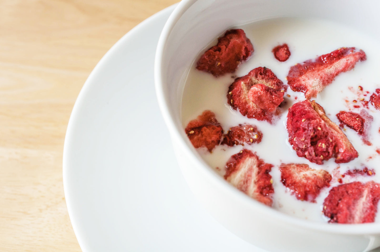 Cremiger Erdbeer-Joghurt mit gefriergetrockneten Erdbeeren Einfaches Dessert- &amp; Frühstücksrezept