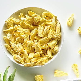 Gefriergetrocknete Bio Ananas Bites.